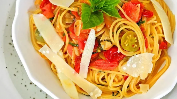 garlic and oil pasta with cherry tomatoes