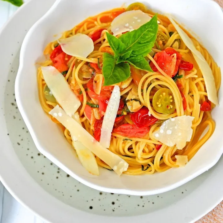 garlic and oil pasta with cherry tomatoes