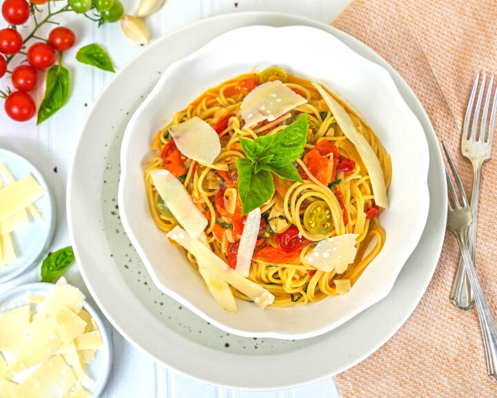 garlic and oil spaghetti with fresh tomatoes
