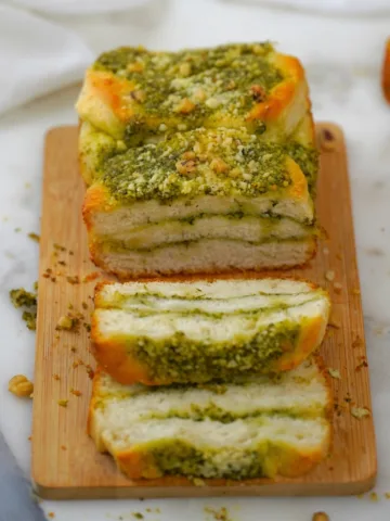 Easy Biscuit Bread with Pesto - 4 Ingredients