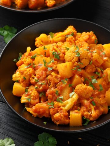 Delicious Indian-Style Cauliflower and Potatoes (Aloo Gobi)